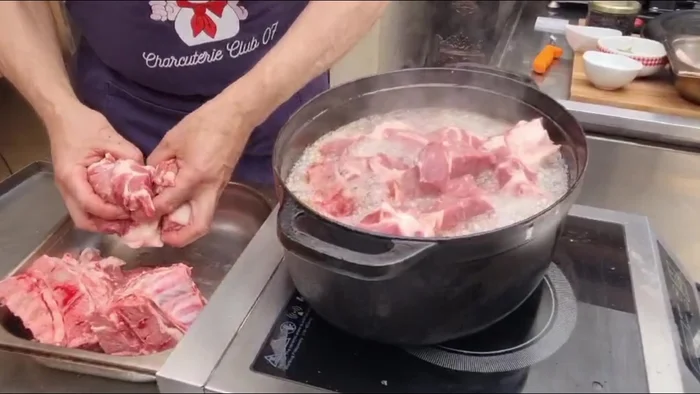 Ajouter la viande dans le gras fondu. Ajouter le sel, le poivre, l'ail, les baies de genièvre et les feuilles de laurier.