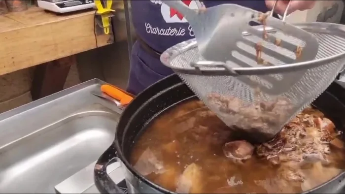 Effilocher la viande à l'aide d'une fourchette, en enlevant les parties dures restantes.