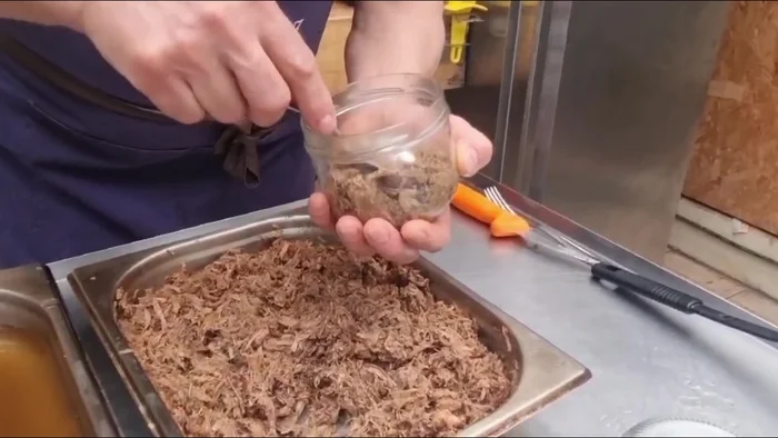 Tasser la rillette dans des pots, en ajoutant une couche de saindoux sur le dessus.