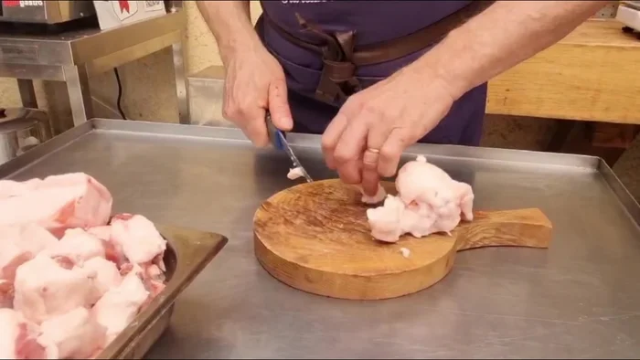 Faire fondre la panne dans une gamelle ou un féteau à feu doux. Laisser mijoter tranquillement pour bien faire fondre le gras (réduire la température à 150°C puis 140°C).