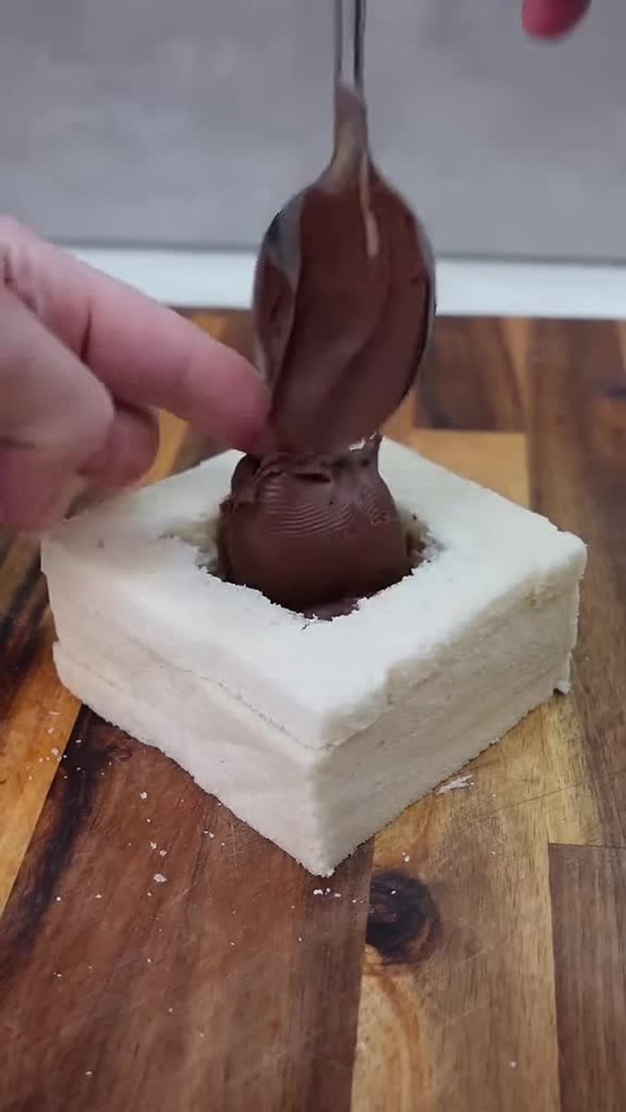 Ajouter une cuillère à soupe de pâte à tartiner à l'intérieur du sandwich.