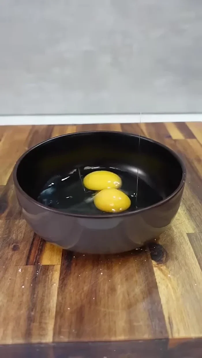 Dans un récipient, battre 3 œufs entiers à la fourchette jusqu'à obtenir un mélange homogène.