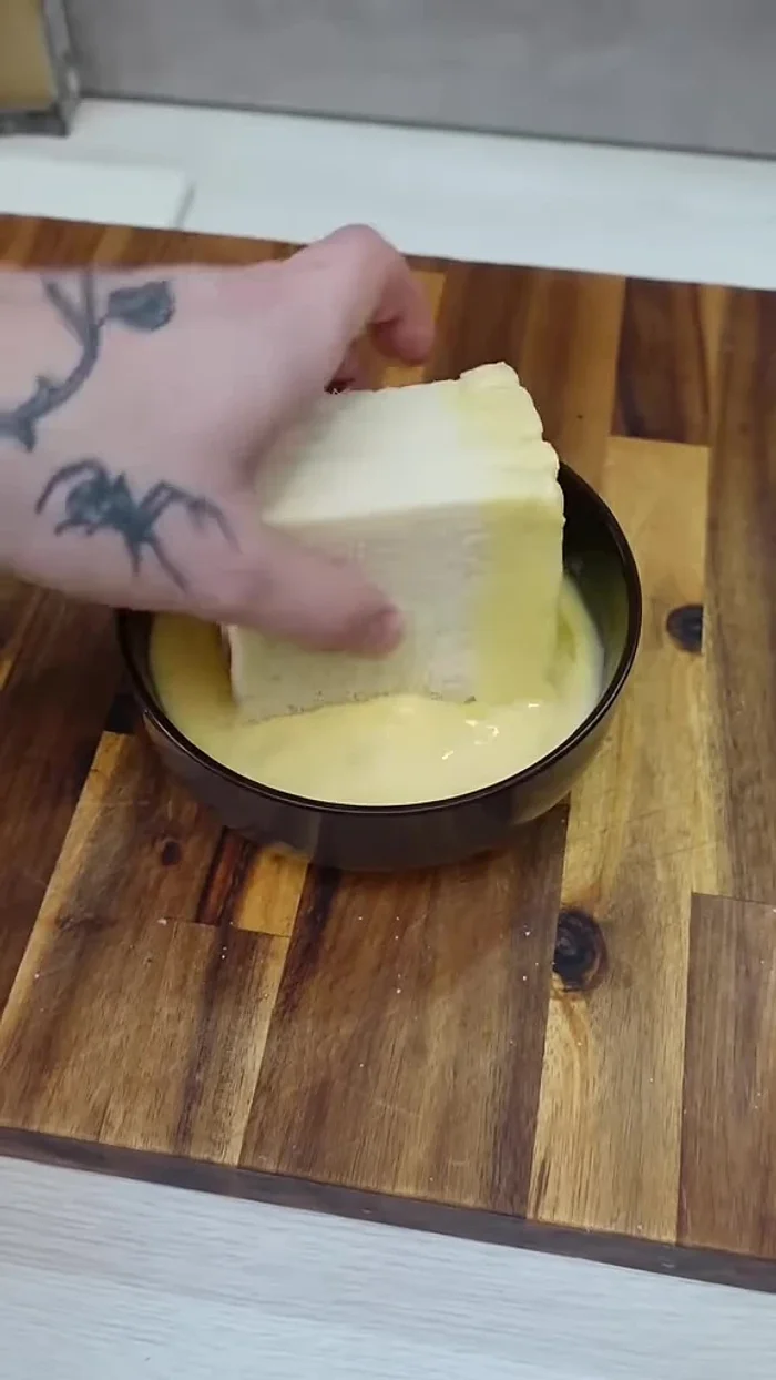 Tremper le sandwich dans le mélange d'œufs battus.
