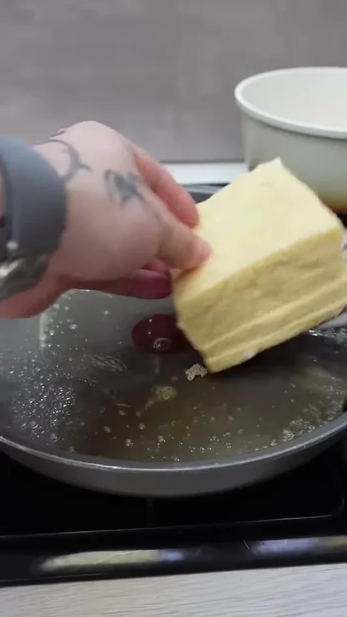 Faire cuire le pain perdu dans la poêle avec le beurre fondu, en veillant à faire dorer chaque face et les côtés.