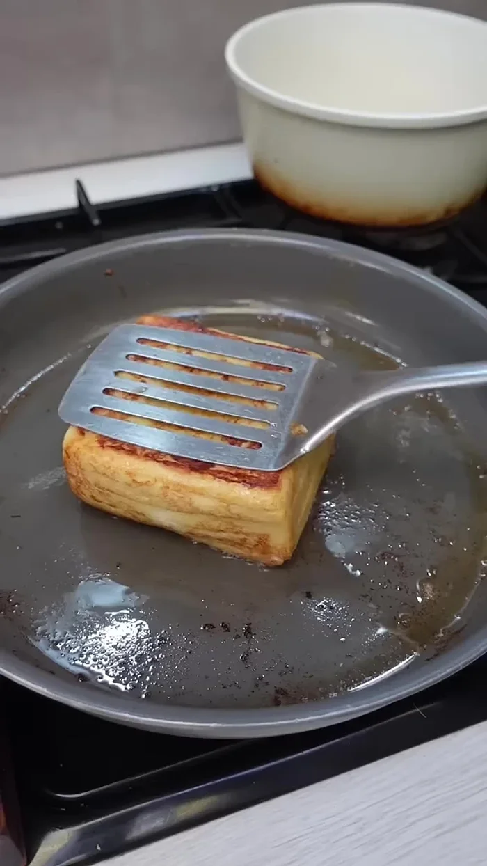 Une fois doré, retirer le pain perdu de la poêle.