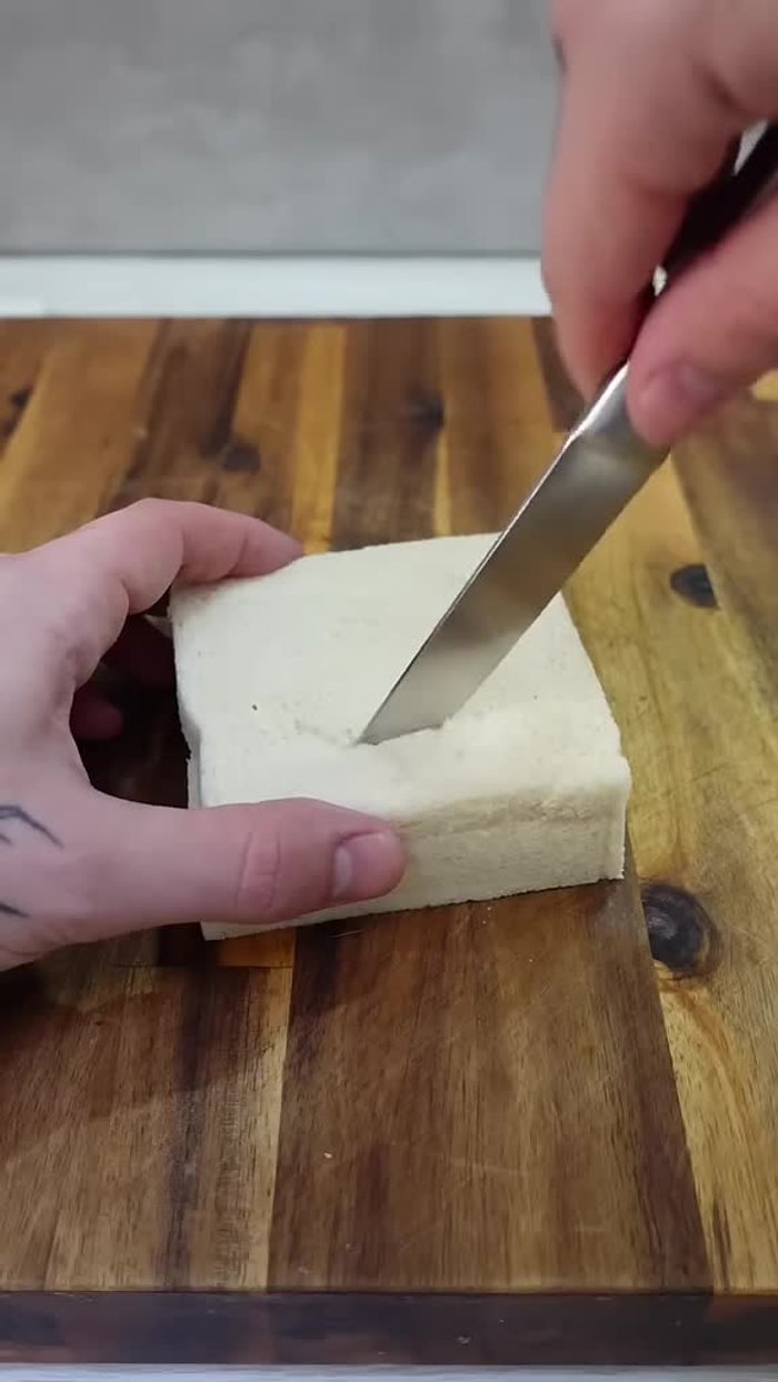 Couper un carré au milieu de 3 tranches de pain de mie.