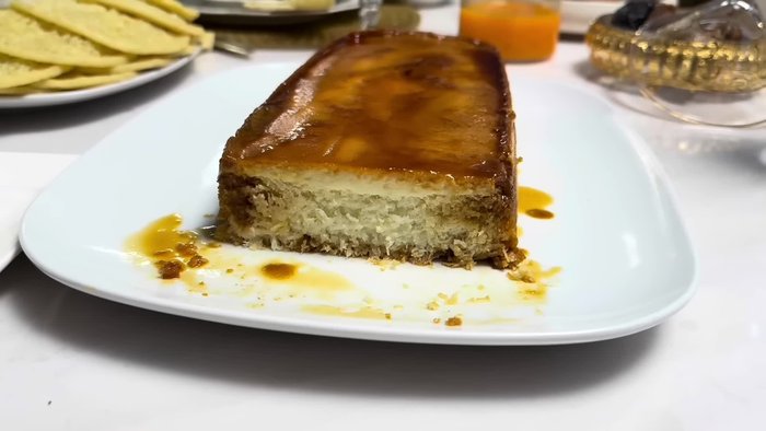 Préparation du Tajine: Faire revenir les oignons dans l'huile. Ajouter le poulet, le paprika, le curcuma et un peu d'eau chaude.
