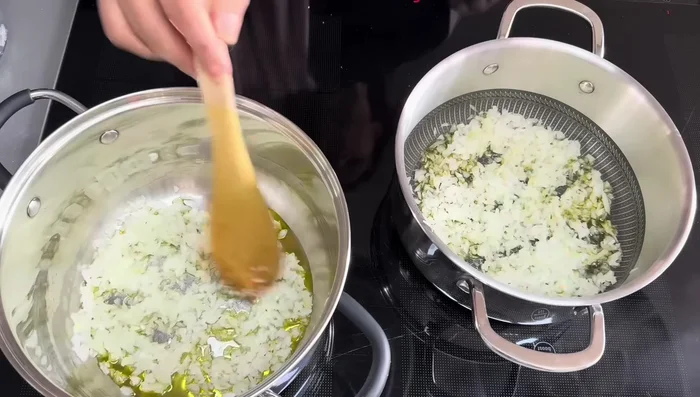 Préparation de la Soupe: Faire revenir les oignons. Ajouter les tomates diluées dans de l'eau. Ajouter de l'eau chaude, des poids et laisser mijoter.