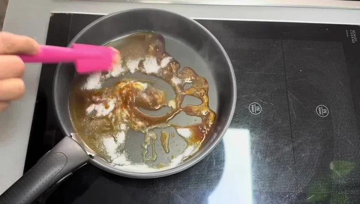 Préparation du Flan Antillais: Mélanger le sucre, les œufs, le lait d'amande, le lait de coco, l'huile de coco, le lait concentré sucré et l'eau. Cuire au four à 180°C pendant 35 à 40 minutes.