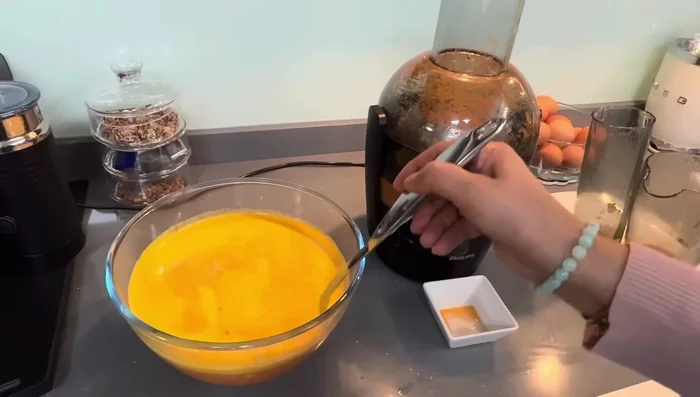 Préparation du Jus: Presser les oranges, carottes et ajouter la pomme.