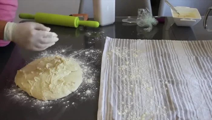 Diviser la pâte en 4 pâtons.