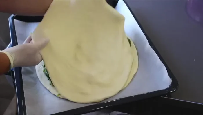 Recouvrir avec un second pâton étalé.