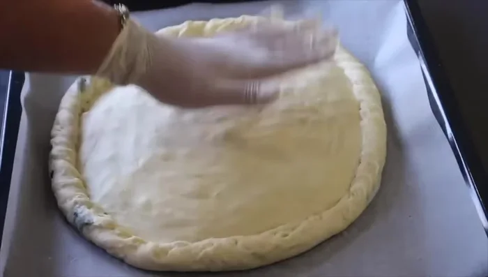 Badigeonner avec un œuf battu pour la dorure.