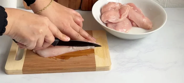 Préparer la farce : couper le poulet en petits morceaux. Hacher finement le persil et l'ail, émincer les oignons.