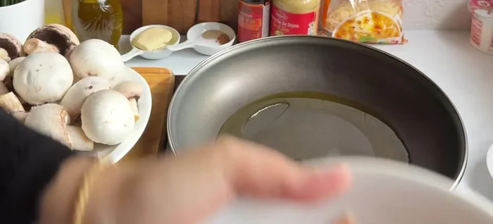 Faire revenir le poulet dans une poêle avec de l'huile, du sel, du poivre et de la muscade. Réserver.