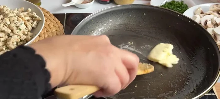 Faire revenir l'ail et les oignons dans la poêle. Ajouter les champignons et cuire jusqu'à absorption de l'eau.