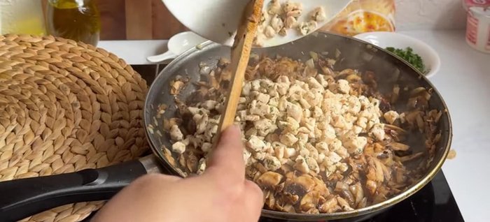 Ajouter le poulet, les épices restantes, la moutarde, la sauce soja, la crème fraîche, la crème liquide, les fromages râpés et le persil. Mélanger et laisser refroidir.