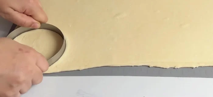 Découper la pâte en carrés ou cercles. Déposer une cuillère de farce au centre de chaque morceau de pâte.
