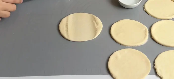 Refermer les feuilletés en humidifiant légèrement les bords. Piquer avec une pique à brochette.