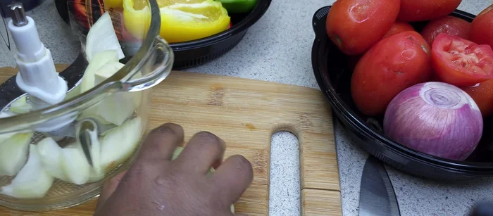 Pendant ce temps, préparer les légumes : couper les oignons, les échalotes, l'ail et le gingembre (au chopper ou au couteau).