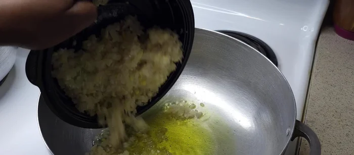 Dans une marmite, faire revenir les oignons, l'ail, le gingembre et les échalotes dans de l'huile. Ajouter les feuilles de laurier et laisser mijoter 5 minutes.