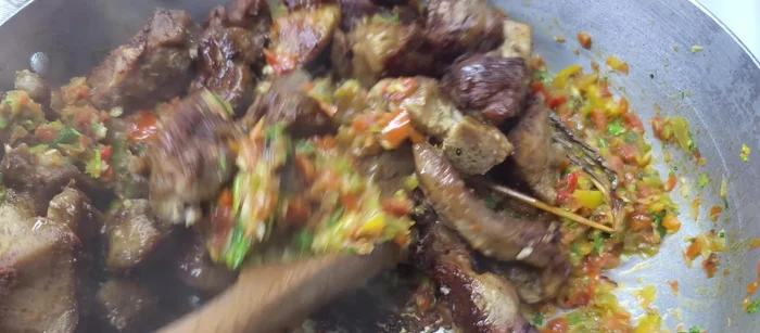 Ajouter la viande grillée, mélanger. Ajouter le jus de viande recueilli dans le plat de cuisson.