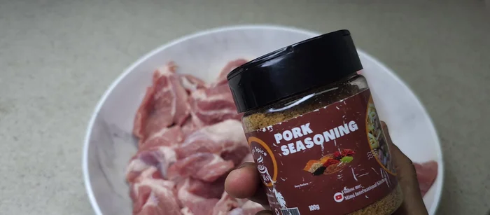 Saler la viande et ajouter Mimi Spice porc. Ajouter un cube de bouillon (facultatif), et un filet d'huile. Bien mélanger.