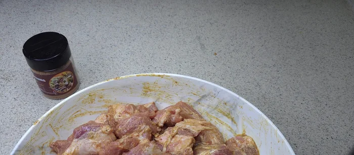 Étaler la viande sur un plat et faire griller au four 15 minutes de chaque côté.