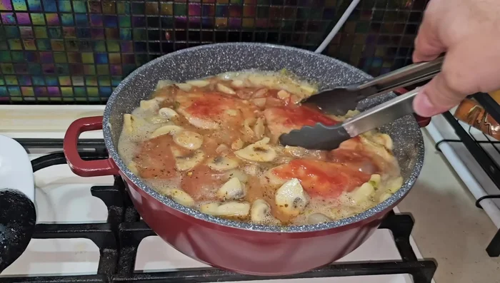 Ajouter un peu de farine pour épaissir la sauce. (1043.799)