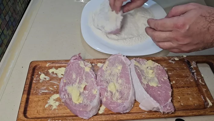 Fariner les côtelettes de porc. (530.24)
