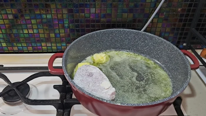 Faire dorer les côtelettes de porc dans le beurre. (583.36)