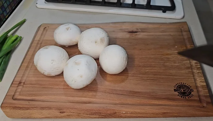Ajouter les champignons et les faire cuire jusqu'à ce qu'ils rendent leur eau. (763.399)
