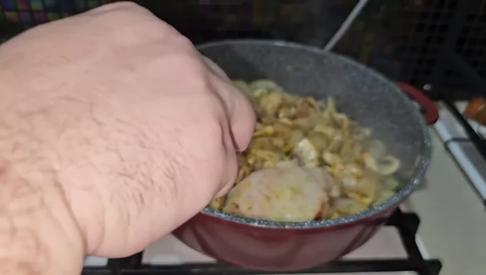 Remettre les côtelettes de porc dans la poêle. (963.72)