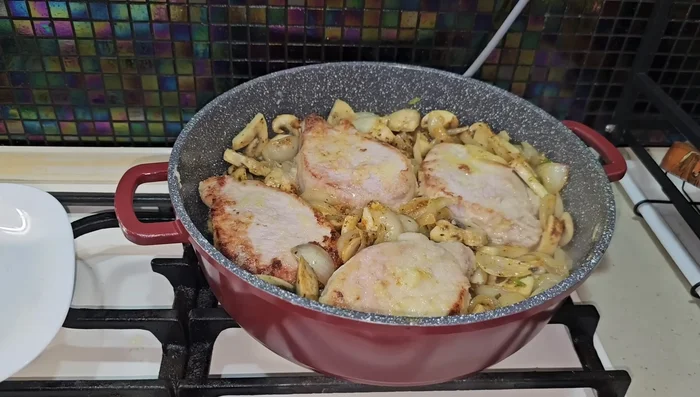 Ajouter le jus de tomate et la bière. (986.44)