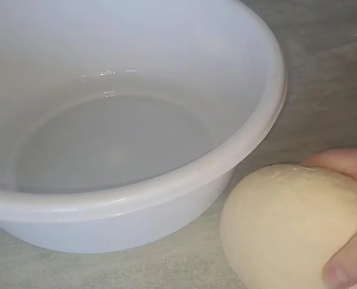 Placer la pâte dans un plat huilé, couvrir et laisser reposer 1h30 jusqu’à ce qu’elle triple de volume.