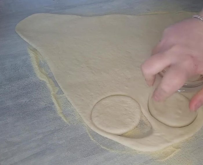 Découper des cercles de pâte à l’aide d’un verre. Laisser reposer 10 minutes puis former de nouveaux cercles avec les chutes de pâte.