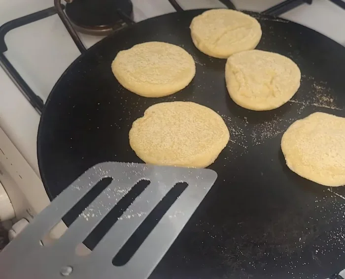 Cuire les pains dans une poêle à feu moyen, en les retournant fréquemment pour obtenir une mie moelleuse.