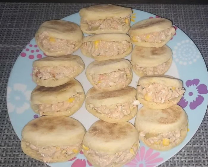 Préparation de la pâte : Mélanger 2 mesures de farine, 1/2 cube de levure fraîche, 1 cuillère à soupe de miel (ou sucre), 1 cuillère à soupe de sel. Ajouter de l’eau petit à petit jusqu’à obtenir une pâte souple et légèrement collante.