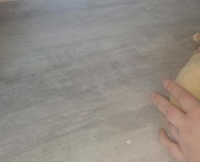 Pétrir la pâte pendant 5 à 10 minutes jusqu’à ce qu’elle soit lisse et souple.