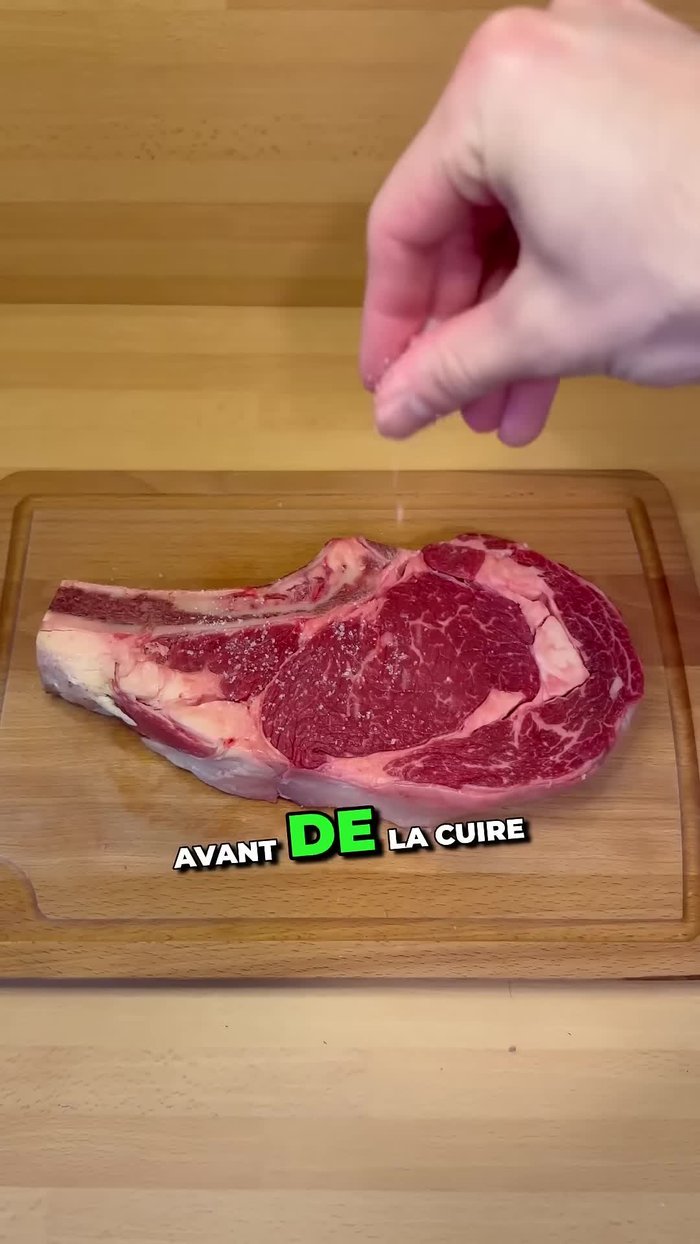 Saler généreusement la viande avant la cuisson pour enlever l'excès d'humidité et obtenir une belle croûte. (13.88)
