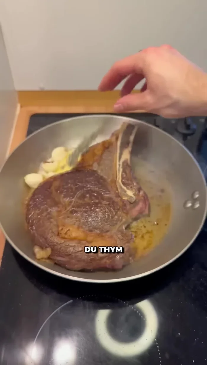 Une fois la croûte formée des deux côtés, baisser le feu, ajouter du beurre, de l'ail et du thym. Hydrater la viande quelques minutes. (54.039)