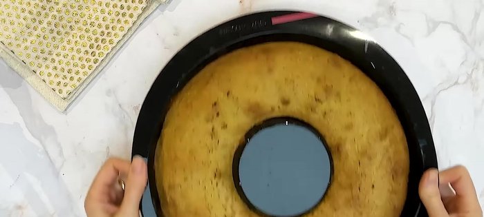 Démouler le gâteau refroidi.