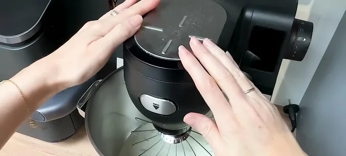 Fouetter la ganache refroidie avec le robot pâtissier jusqu'à épaississement.