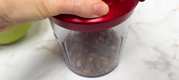 Mixer les pistaches (ou utiliser de la poudre de pistache).