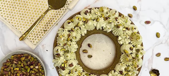 Décorer avec des pistaches concassées et de la feuille d'or.