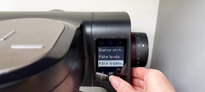 Utiliser le programme intelligent "pâte à gâteau" du robot pâtissier.