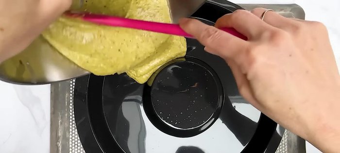 Verser la pâte à gâteau dans un moule couronne et enfourner.