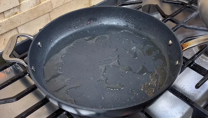Ajouter un peu d'huile dans la poêle, faire revenir le bœuf jusqu'à ce qu'il soit légèrement doré. Ajouter l'ail haché et cuire jusqu'à ce que le bœuf soit à 70% cuit.