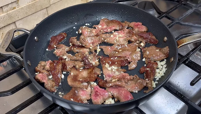 Assaisonner le bœuf avec de la sauce soja, de la sauce soja noire et du sucre. Cuire jusqu'à ce que la couleur soit uniforme. Ajouter de l'eau, laisser mijoter et réduire en sauce.