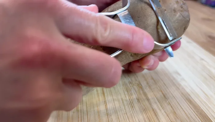 Éplucher les pommes de terre et les couper en tranches. Faire tremper dans de l'eau froide pour éviter qu'elles ne brunissent.